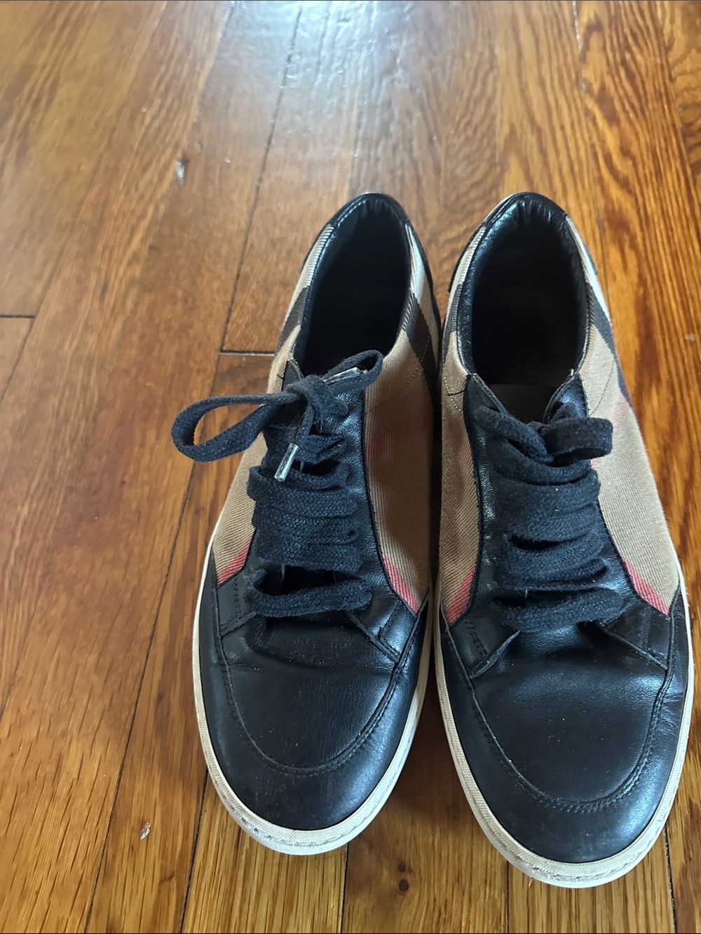 Burberry Black and Tan Low-Top Lace-Up Sneakers